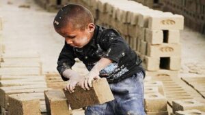 دست های کوچک، بار سنگین؛ واقعیت‌های تلخ کودکان کار در لرستان%