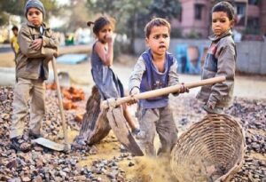 دست های کوچک، بار سنگین؛ واقعیت‌های تلخ کودکان کار در لرستان%