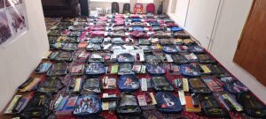 تهیه وبسته بندی پک های لوازم التحریر خیرین گرامی در مرکز حمایتی حامی کودکان آفتاب%