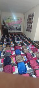 تهیه وبسته بندی پک های لوازم التحریر خیرین گرامی در مرکز حمایتی حامی کودکان آفتاب%