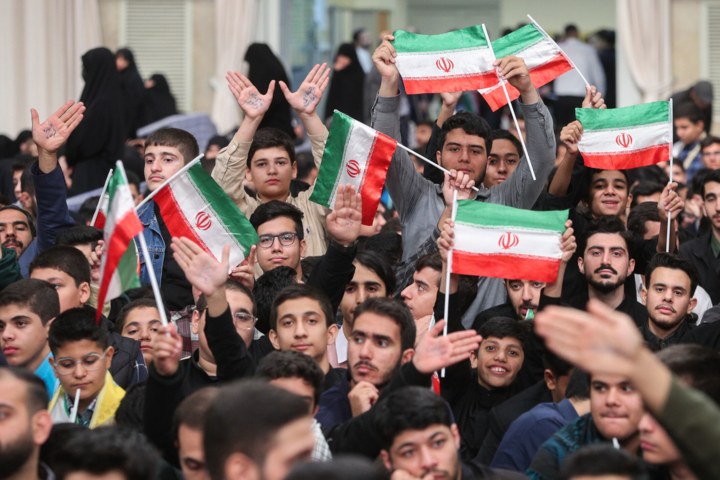 ۱۳ آبان روزی که تاریخ با صدای دانشآموزان نوشته شد%