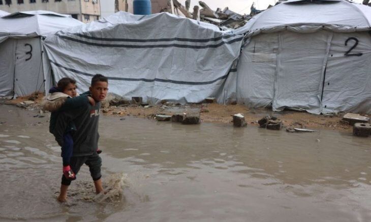 چادرهای غزه زیر باران؛ کودکان در سرما میلرزند%