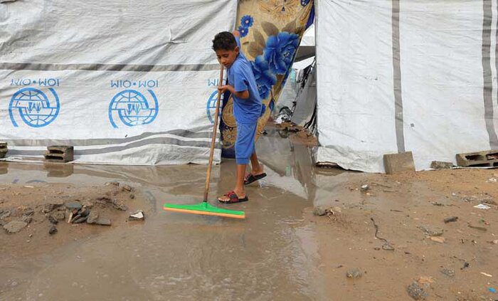 چادرهای غزه زیر باران؛ کودکان در سرما میلرزند