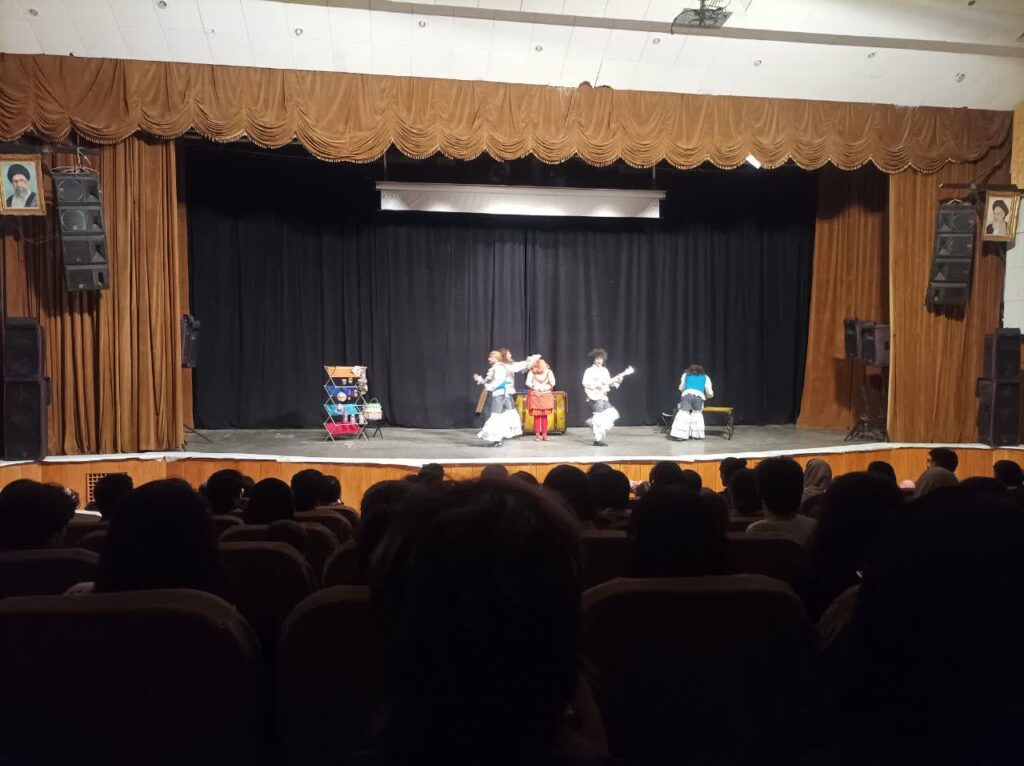 حضور کودکان کار تحت حمایت کودکیار کردستان در((نمایش دوره گردها))%