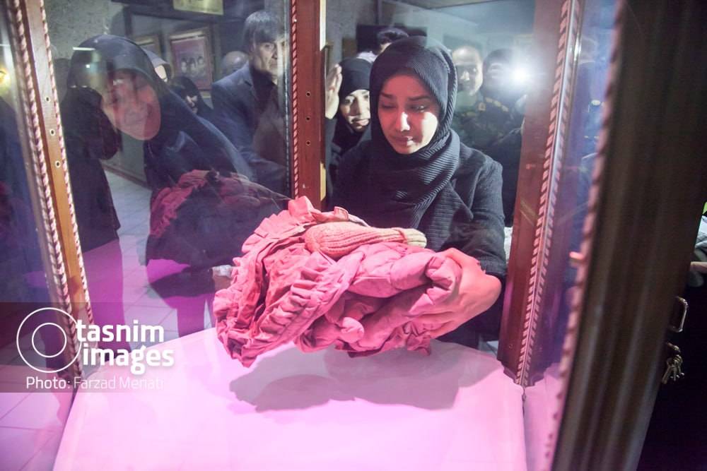 لباس‌های شهیده ۳ ساله «ملینا اسدی» که در اغتشاشات اخیر به شهادت رسید با حضور خانواده شهید و مسئولان استان به موزه دفاع مقدس اهدا شد