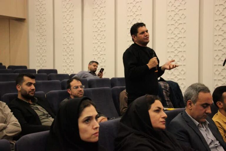 چند رسانه‌ای%