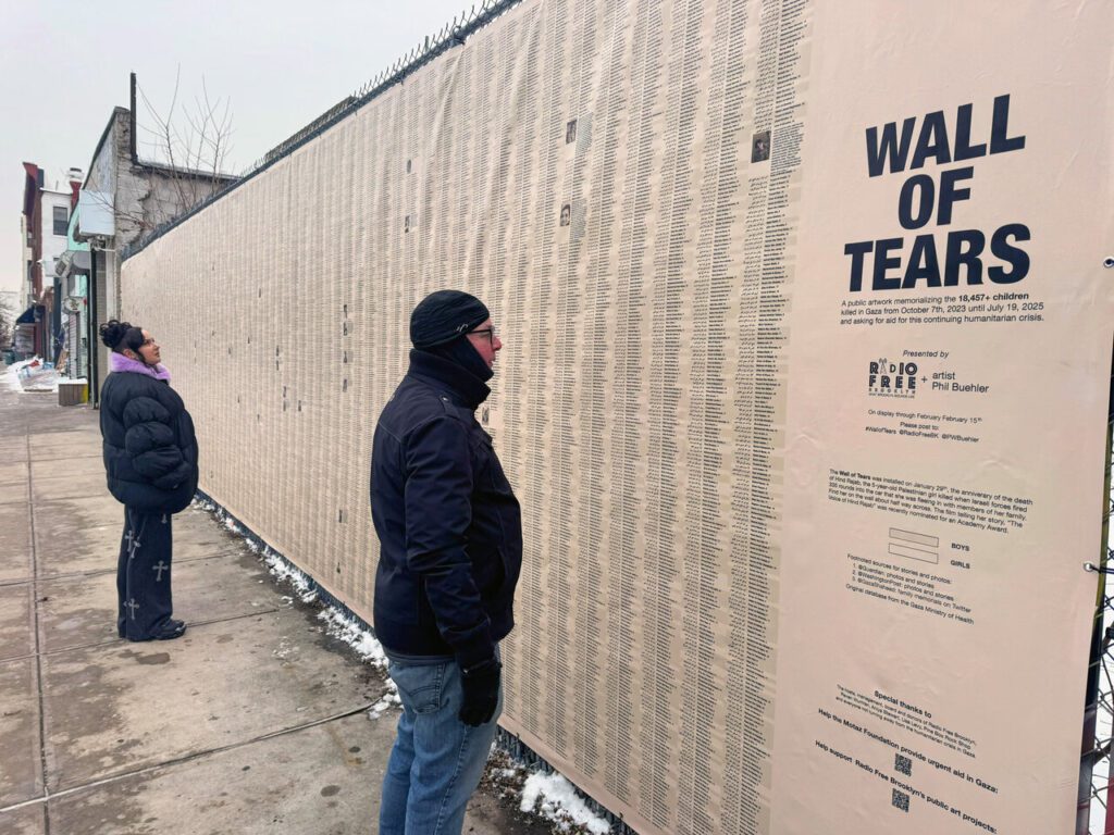 «دیوار اشک‌ها» در بروکلین؛ یادبودی برای بیش از ۱۸ هزار کودک کشته‌شده در غزه%