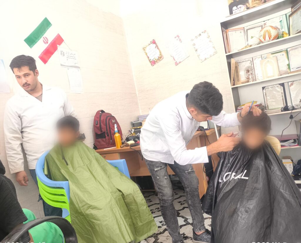همدلی یک آرایشگر داوطلب با کودکان کار و آسیب‌دیده در مرکز نیکوکاری عشق اصیل%