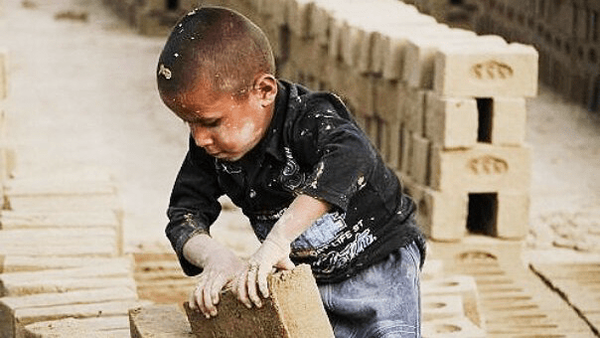 دست‌ های کوچک در جست‌ و جوی سهمی از زندگی%